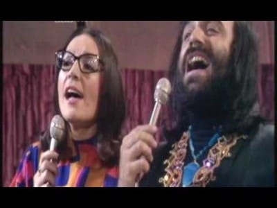 Nana Mouskouri & Demis Roussos τραγουδούν «το γeλεκάκι που φορείς»