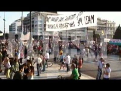 Οι Αγανακτισμένοι «πλημμυρίζουν» ξανά το Σύνταγμα μετά τον χημικό πόλεμο των ΜΑΤ