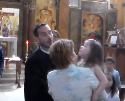 Παπάς: Θέλεις να βαφτιστείς; 3χρονη: ΟΧΙ