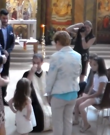 ΚΑΝΕΝΑΣ ΠΑΠΑΣ ΔΕΝ ΓΟΝΑΤΙΖΕΙ ΜΠΡΟΣΤΑ ΣΕ ΓΥΝΑΙΚΑ ΜΕ ΤΑ ΡΑΣΑ