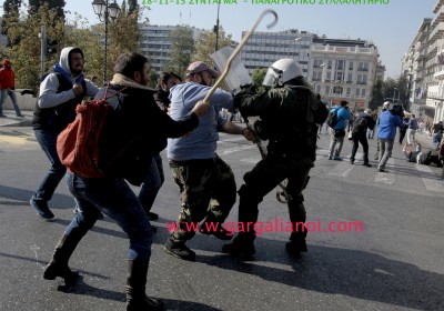 Συμπλοκές ανάμεσα σε αστυνομικές δυνάμεις και αγρότες, κατά τη διάρκεια του παναγροτικού συλλαλητηρίου, στην πλατεία Συντάγματος, στην Αθήνα, Τετάρτη 18 Νοεμβρίου 2015. Πανελλαδικό συλλαλητήριο αγροτών πραγματοποιούν οι γεωργοί και κτηνοτρόφοι όλης της χώρας σήμερα στο Σύνταγμα, διαμαρτυρόμενοι για τον τρόπο φορολόγησής τους και τις αλλαγές που επίκεινται στο ασφαλιστικό.Αντιπροσωπεία τους, αναμένεται να επιδώσει ψήφισμα στο υπουργείο Οικονομικών και στη Βουλή. Στο συλλαλητήριο των αγροτών λαμβάνουν μέρος και η Πανελλαδική Ομοσπονδία Παραγωγών Αγροτικών Προϊόντων Λαϊκών Αγορών καθώς και η Πανελλήνια Ομοσπονδία Πωλητών Λαϊκών Αγορών. ΑΠΕ-ΜΠΕ/ΑΠΕ-ΜΠΕ/ ΠΑΝΤΕΛΗΣ ΣΑΪΤΑΣ